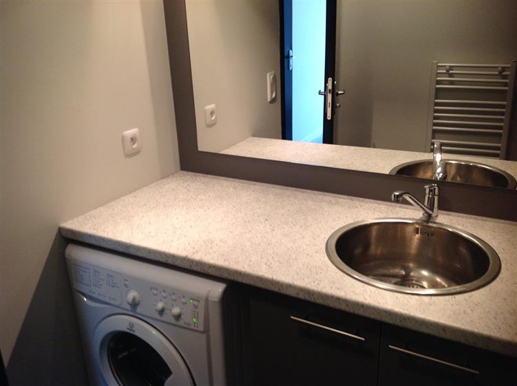 Salle de baina avec lave-linge séchant