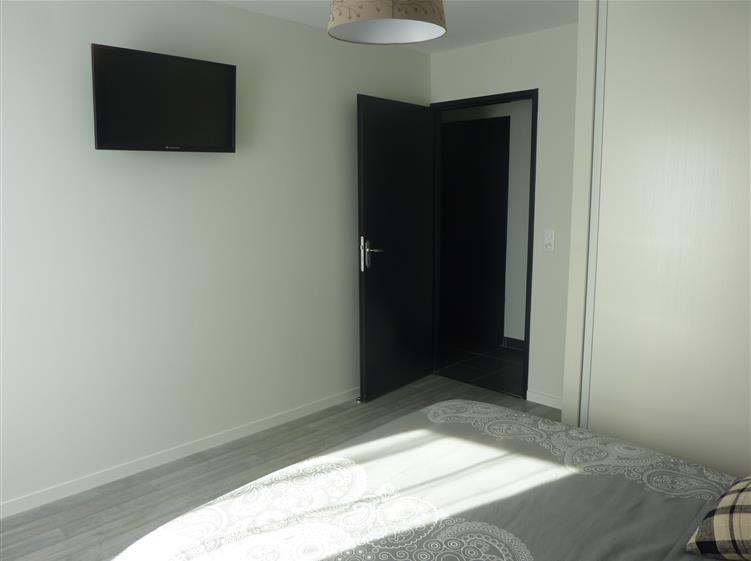 Chambre avec TV (vue du lit)