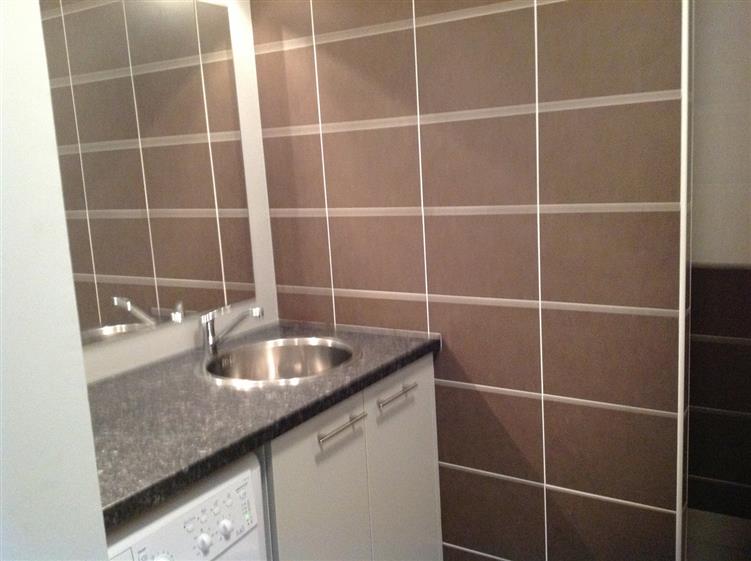 Salle de Bains avec lave-linge séchant