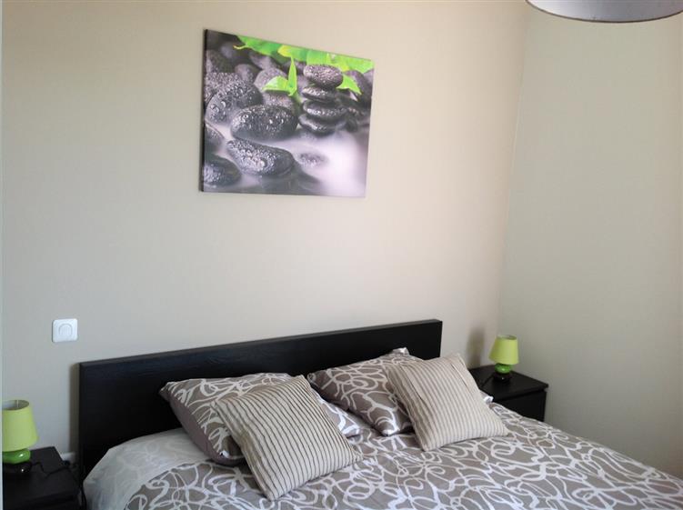 Chambre avec TV lit 160x200 (balcon communicant avec l'autre chambre