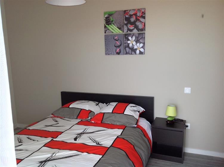 chambre lit 140x200 (balcon communicant avec l'autre chambre)