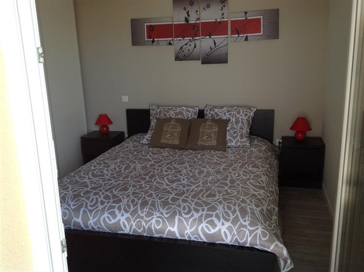 chambre avec TV lit 160x200 (balcon communicant avec l'autre chambre)