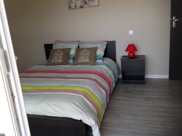 chambre lit 140x200 (balcon communicant avec l'autre chambre)