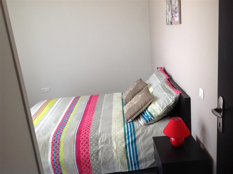 chambre lit 140x200 (balcon communicant avec l'autre chambre)