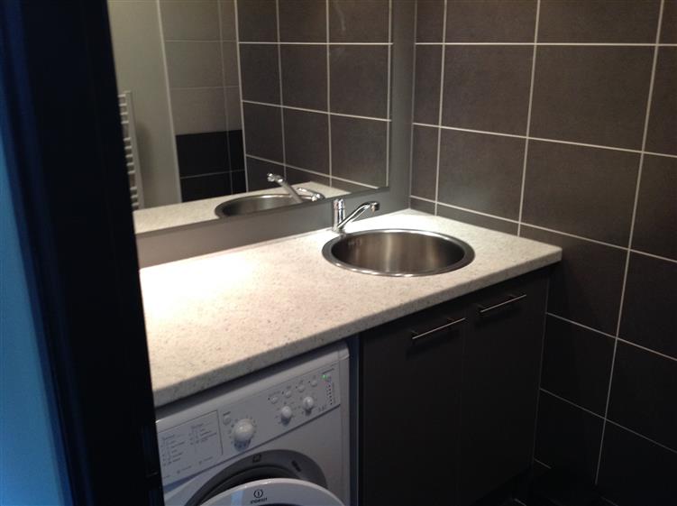 Salle de bain avec lave-linge séchant