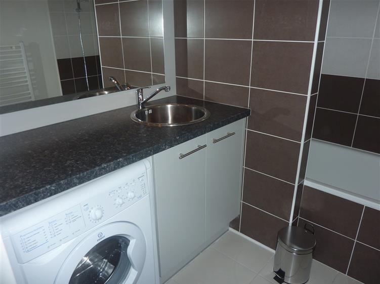 Salle de bain avec lave-linge séchant