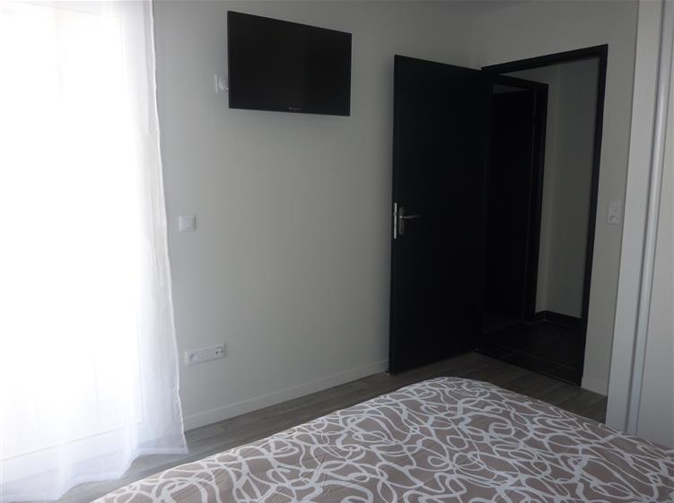 Chambre avec TV lit 160x200 (balcon communicant avec l'autre chambre)