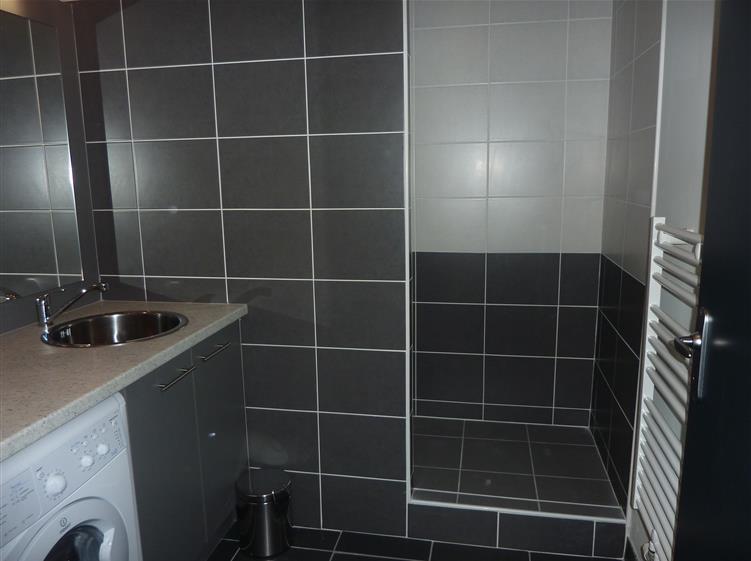 Salle de bain avec douche avec lave-linge séchant